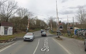 Součástí úprav bude i přejezd v Samaritské ulici v Plzni, má zcela zmizet. Foto: Google Street View