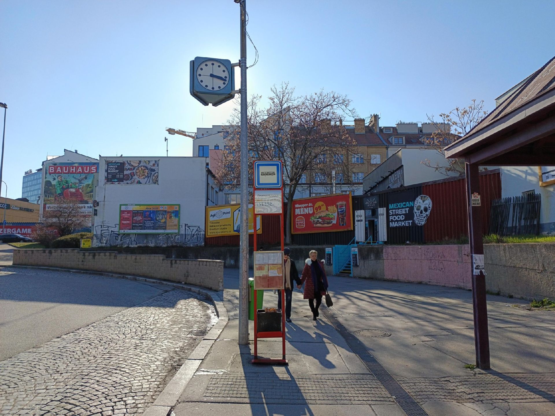 Autobusová zastávka u Českomoravské. Foto: Petr Vaněček / Mapy.com