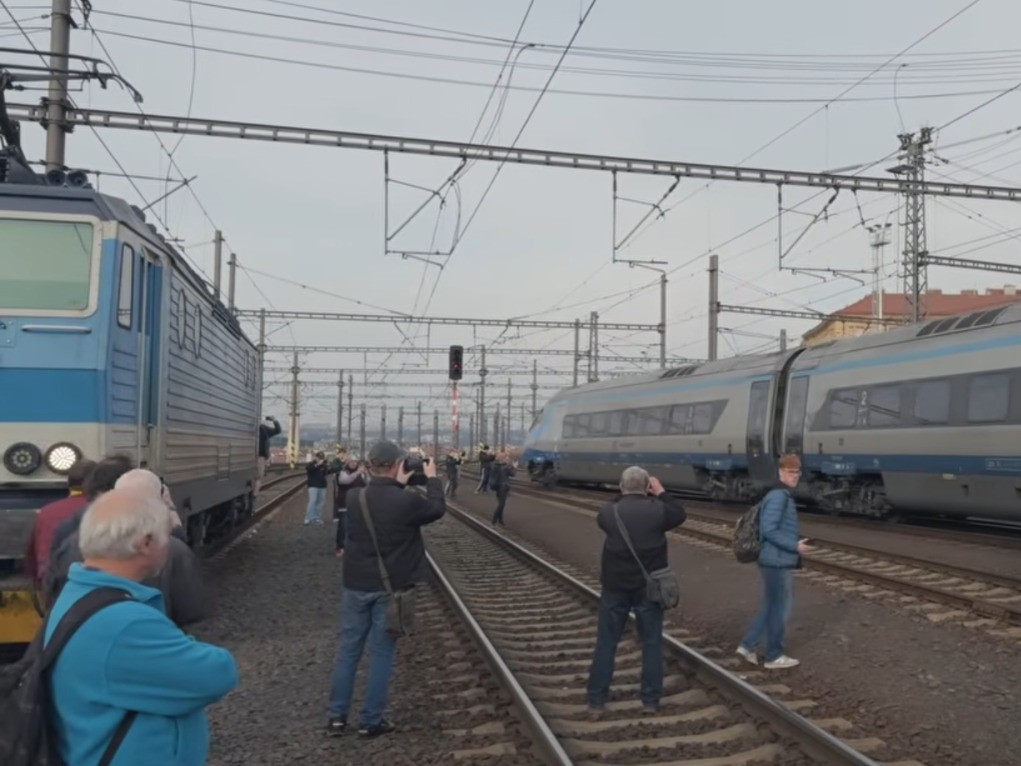 Odjezd polského Pendolina z Prahy za velkého zájmu železničních nadšenců. Zdroj: Youtube, traincz