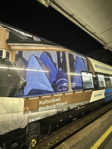 Reklamní polep jednotky Stadler SMILE pro Westbahn lákající k návštěvě Korutan. Foto: Südkärnten