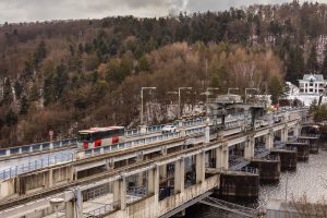 Autobus PID na hrázi Slapské přehrady. Foto: PID