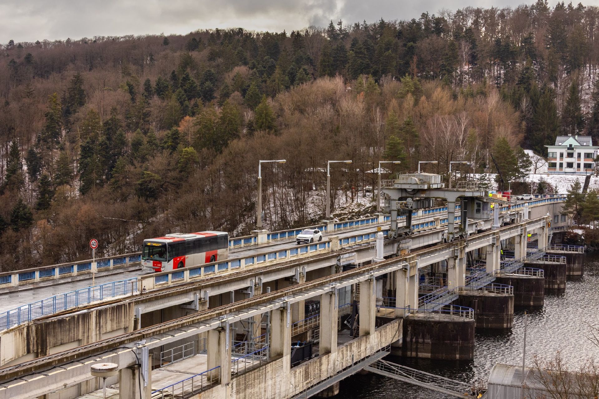Autobus PID na hrázi Slapské přehrady. Foto: PID
