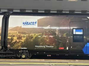 Reklamní polep jednotky Stadler SMILE pro Westbahn lákající k návštěvě Korutan. Foto: Südkärnten
