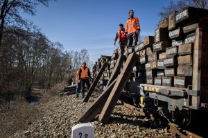 Dobrovolníci při opravě jindřichohradeckých úzkokolejek. Foto: Michal Žoudlík / Jindřichohradecké místní dráhy