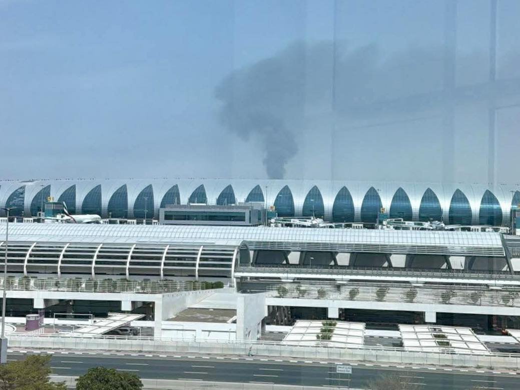 Černý kouř nad letištěm v Dubaji. Foto: čtenář Zdopravy.cz