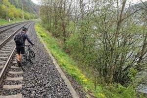 Cyklista na koridoru v místě chybějící Vltavské cyklostezky u Úholiček. Foto: Petr Borecký