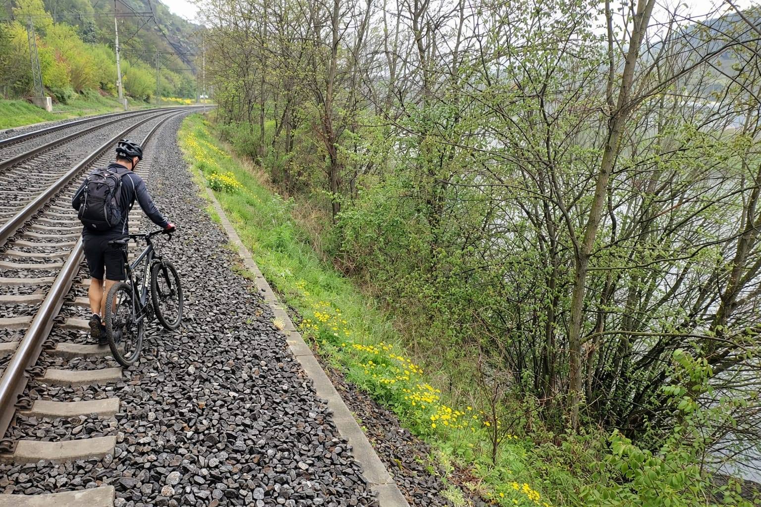 Cyklista na koridoru v místě chybějící Vltavské cyklostezky u Úholiček. Foto: Petr Borecký