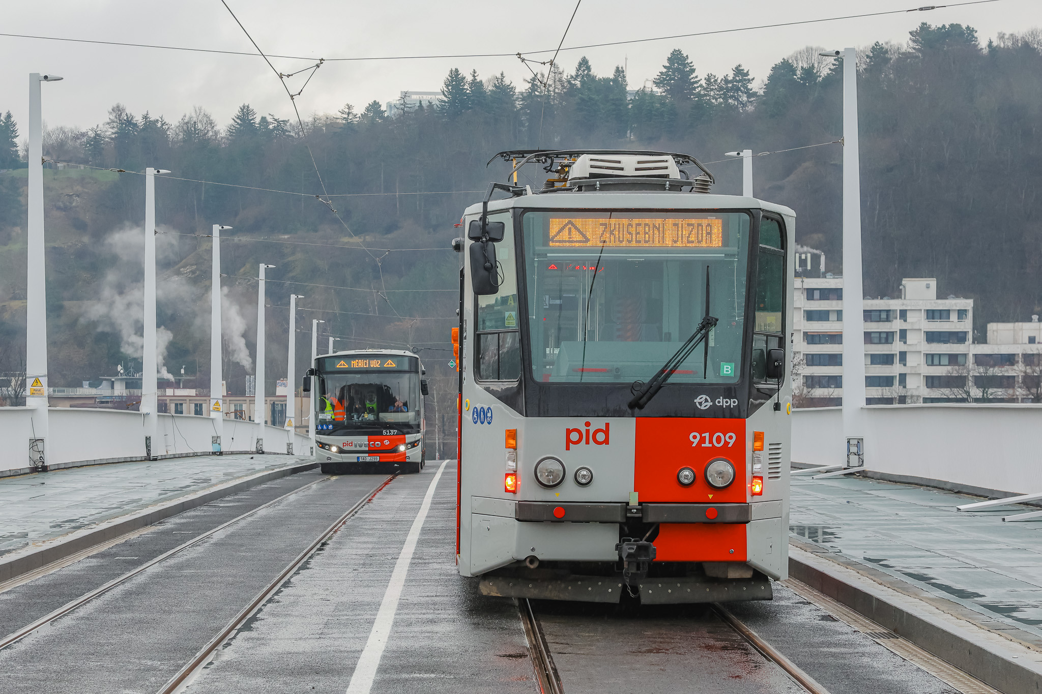 Zkušební jízdy tramvají a autobusů na Dvoreckém mostě. Foto: PID