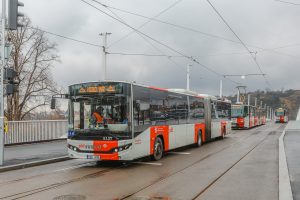 Zkušební jízdy tramvají a autobusů na Dvoreckém mostě. Foto: PID