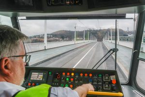 Zkušební jízdy tramvají a autobusů na Dvoreckém mostě. Foto: PID