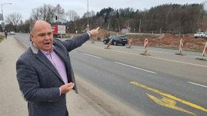 Starosta Náchoda Jan Birke v místě stavby budoucí křižovatky v Bělovsi. Foto: Vlastimil Weiner / Česká televize