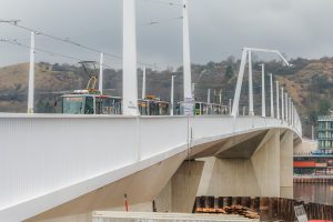 Zkušební jízdy tramvají a autobusů na Dvoreckém mostě. Foto: PID