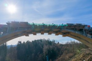 Částečná demolice mostu Šmejkalka na dálnice D1 jde do finále (stav v březnu 2026). Foto: Strabag