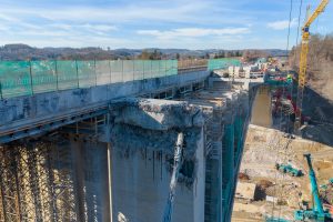 Částečná demolice mostu Šmejkalka na dálnice D1 jde do finále (stav v březnu 2026). Foto: Strabag