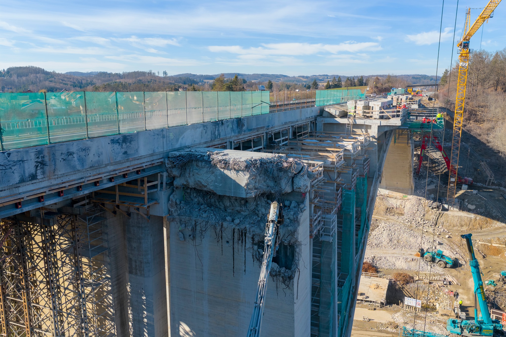 Částečná demolice mostu Šmejkalka na dálnice D1 jde do finále (stav v březnu 2026). Foto: Strabag
