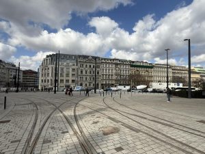 Odbočení tramvajové trati z prostoru před Národním muzeem směrem k hlavnímu nádraží a Bolzanově ulici. Foto: DPP
