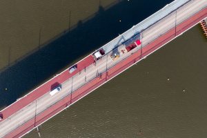 Pokládání barevného asfaltu na dokončovaném Dvoreckém mostě. Foto: Strabag