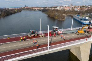 Pokládání barevného asfaltu na dokončovaném Dvoreckém mostě. Foto: Strabag