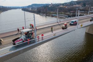 Pokládání barevného asfaltu na dokončovaném Dvoreckém mostě. Foto: Strabag
