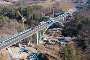 Částečná demolice mostu Šmejkalka na dálnice D1 jde do finále (stav v březnu 2026). Foto: Strabag