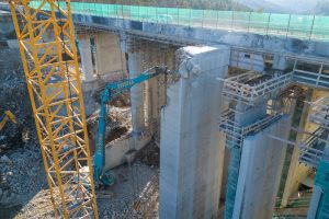 Částečná demolice mostu Šmejkalka na dálnice D1 jde do finále (stav v březnu 2026). Foto: Strabag