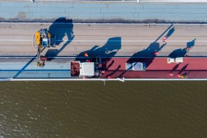 Pokládání barevného asfaltu na dokončovaném Dvoreckém mostě. Foto: Strabag