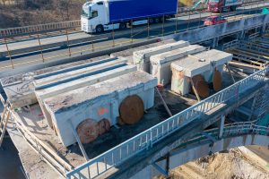 Částečná demolice mostu Šmejkalka na dálnice D1 jde do finále (stav v březnu 2026). Foto: Strabag