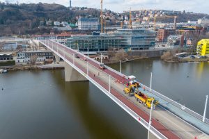 Pokládání barevného asfaltu na dokončovaném Dvoreckém mostě. Foto: Strabag