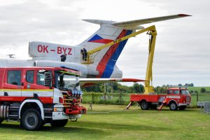 Hasiči čistí exponát Leteckého muzea v Kunovicích. Zdroj: Letecké muzeum v Kunovicích