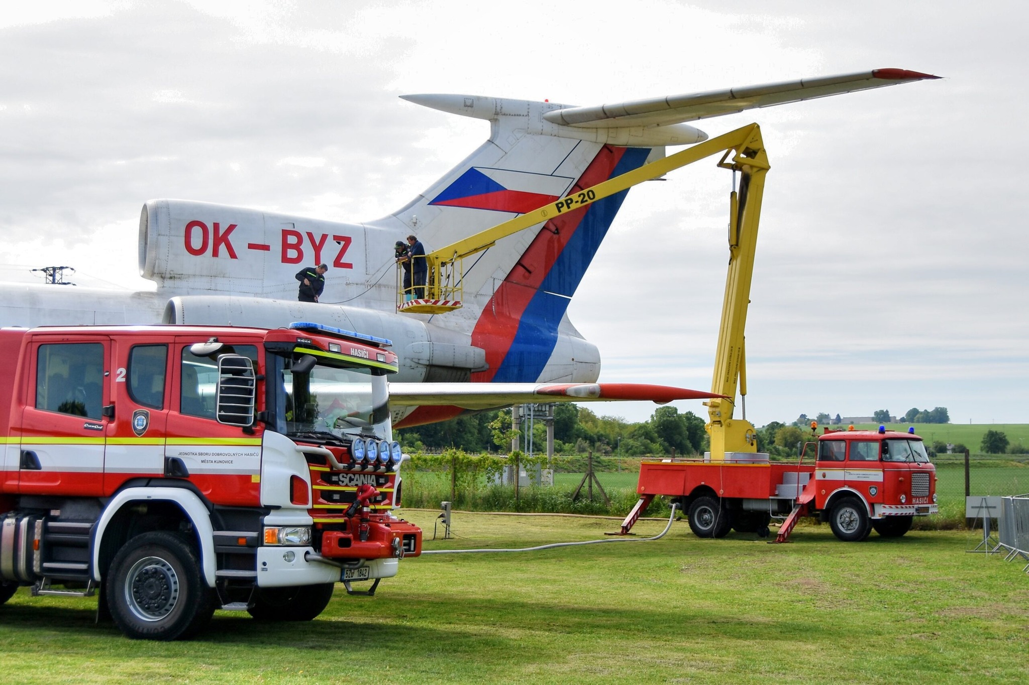 Hasiči čistí exponát Leteckého muzea v Kunovicích. Zdroj: Letecké muzeum v Kunovicích