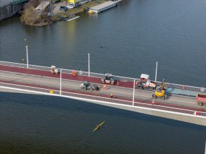 Pokládání barevného asfaltu na dokončovaném Dvoreckém mostě. Foto: Strabag