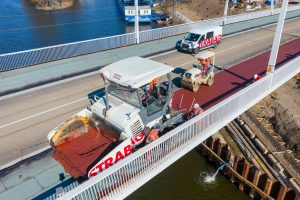 Pokládání barevného asfaltu na dokončovaném Dvoreckém mostě. Foto: Strabag