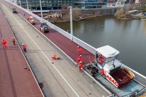 Pokládání barevného asfaltu na dokončovaném Dvoreckém mostě. Foto: Strabag