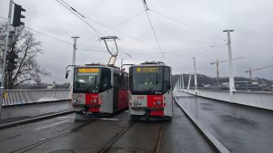 Zkušební jízdy tramvají a autobusů na Dvoreckém mostě. Foto: Metrostav TBR