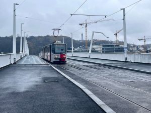 Zkušební jízdy tramvají a autobusů na Dvoreckém mostě. Foto: DPP