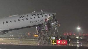 Havarovaný letoun Air Canada Express. Zdroj: X / Breaking Aviation News & Videos