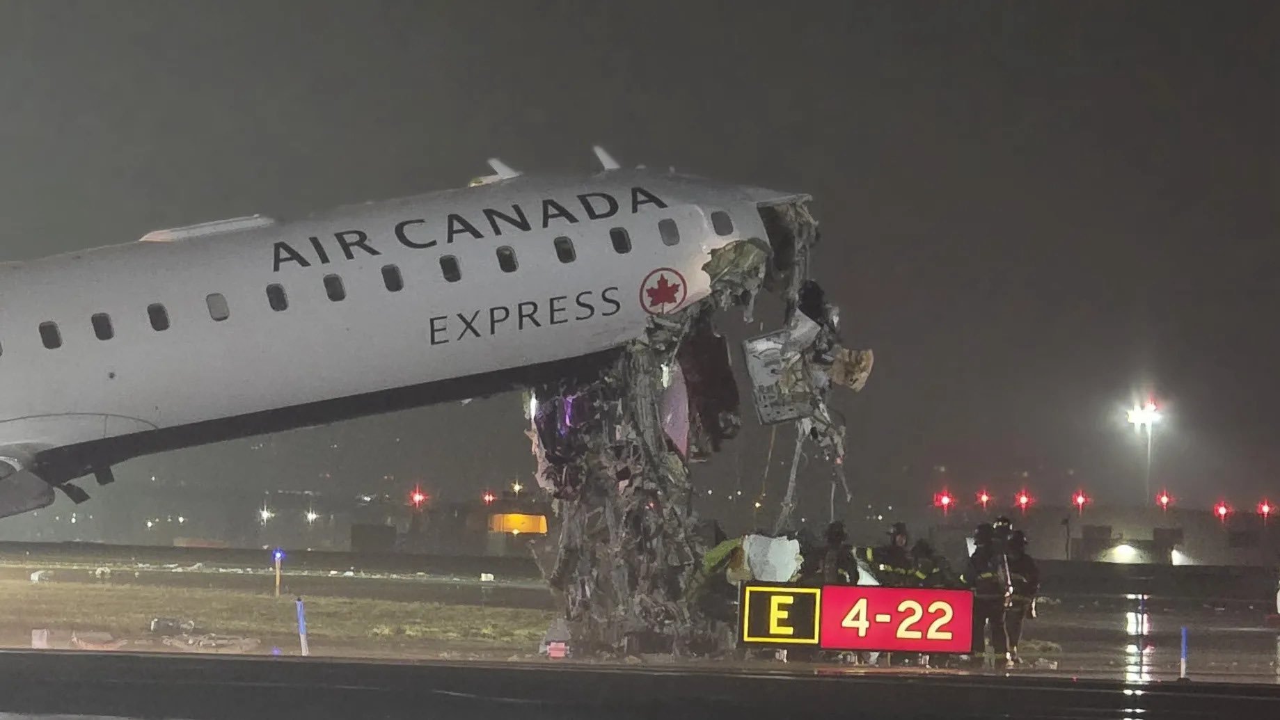 Havarovaný letoun Air Canada Express. Zdroj: X / Breaking Aviation News & Videos