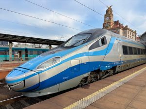 Jednotka ED 250 Pendolino PKP InterCity ve stanici Praha hlavní nádraží. Foto: Zdopravy.cz / Vojtěch Očadlý