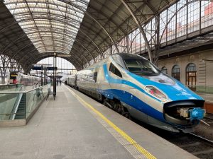 Jednotka ED 250 Pendolino PKP InterCity ve stanici Praha hlavní nádraží. Foto: Zdopravy.cz / Vojtěch Očadlý