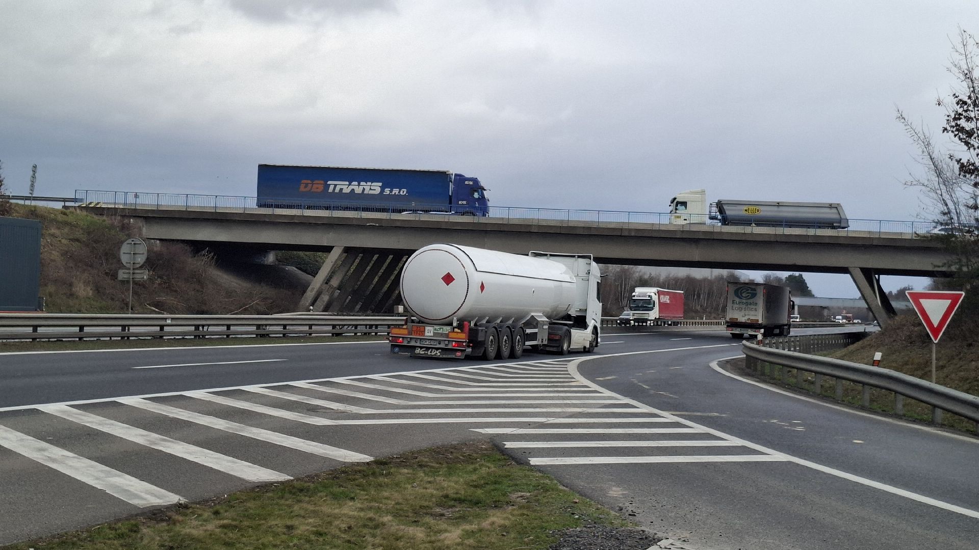 Most přes D11 u Jiren. Foto: KSÚS