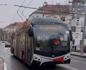 Bateriový trolejbus SOR TNS 12 na trati k Waltrovce. Zdroj: DPP