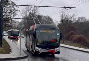 Bateriový trolejbus SOR TNS 12 na trati k Waltrovce. Zdroj: DPP