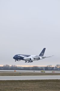 Airbus A380 ve výročním nátěru Lufthansy připomínají 100 let dopravce. Foto: Lufthansa