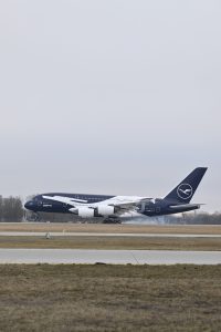 Airbus A380 ve výročním nátěru Lufthansy připomínají 100 let dopravce. Foto: Lufthansa
