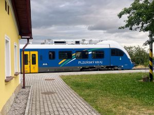 Jednotka 847 Regiofox v Bezdružicích. Foto: Jan Sůra / Zdopravy.cz