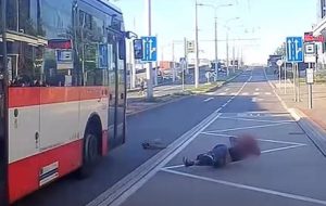 Záběry z videa varujícím před nepozorností chodců. Foto: DPMB