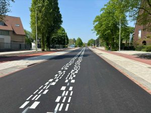 Designové pruhy od studia Martens & Martens opticky zužují vozovku v zónách s rychlostí 30 km/h. Foto: Opensearch Amsterdam