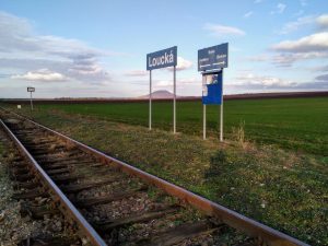 Zastávka Loucká na trati Zlonice - Straškov. Foto: Jardaopeth/ mapy.com