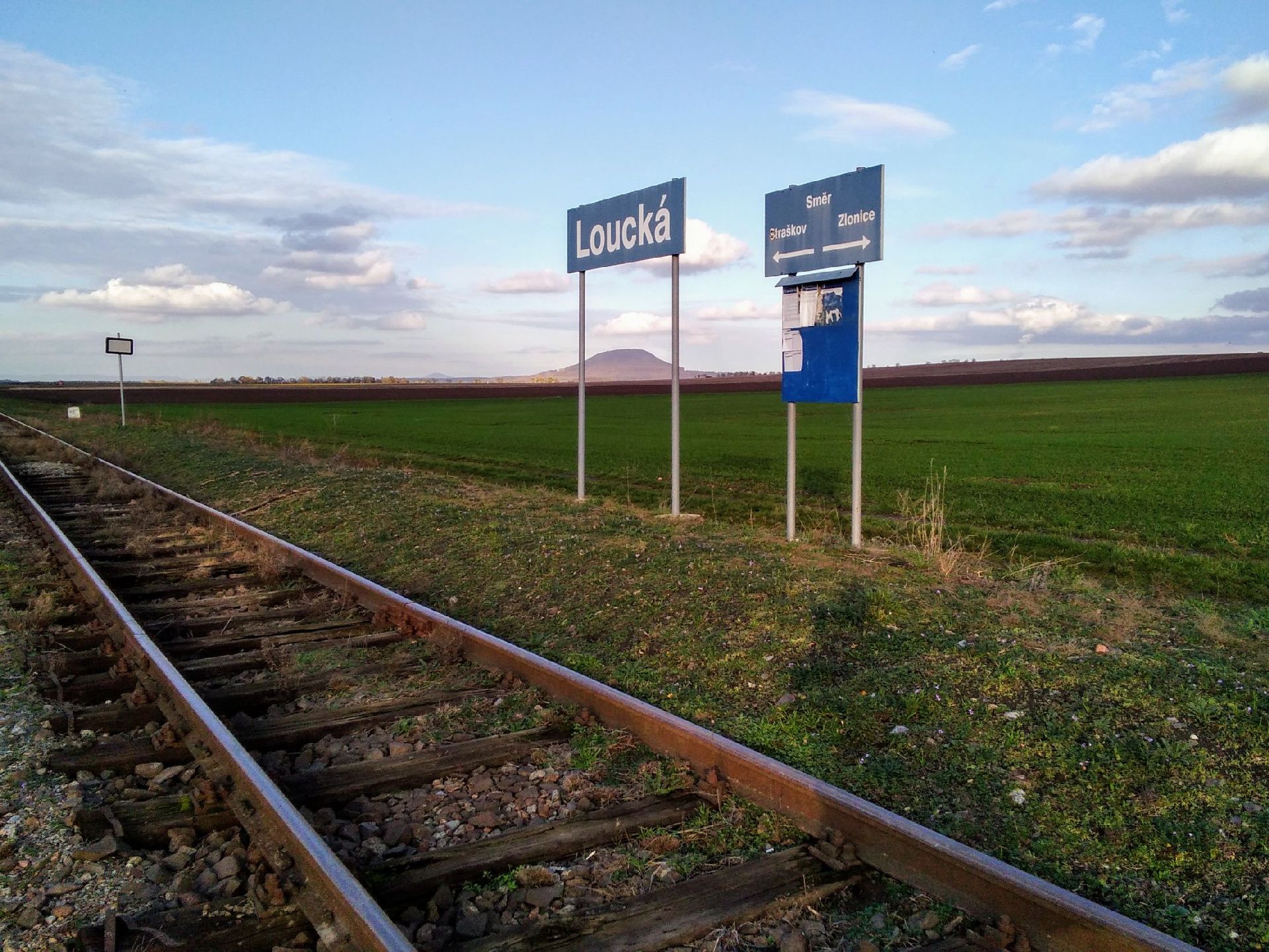 Zastávka Loucká na trati Zlonice - Straškov. Foto: Jardaopeth/ mapy.com