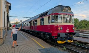 Motorový vůz 854 ve Všetatech. Foto: Pražská integrovaná doprava